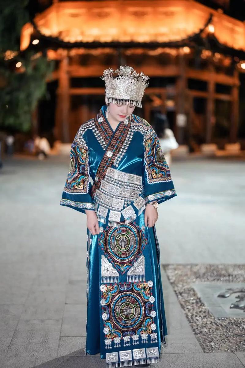 總要穿一次苗族服飾吧 #想看看自己穿苗服的樣子 #貴州少數 - 抖音